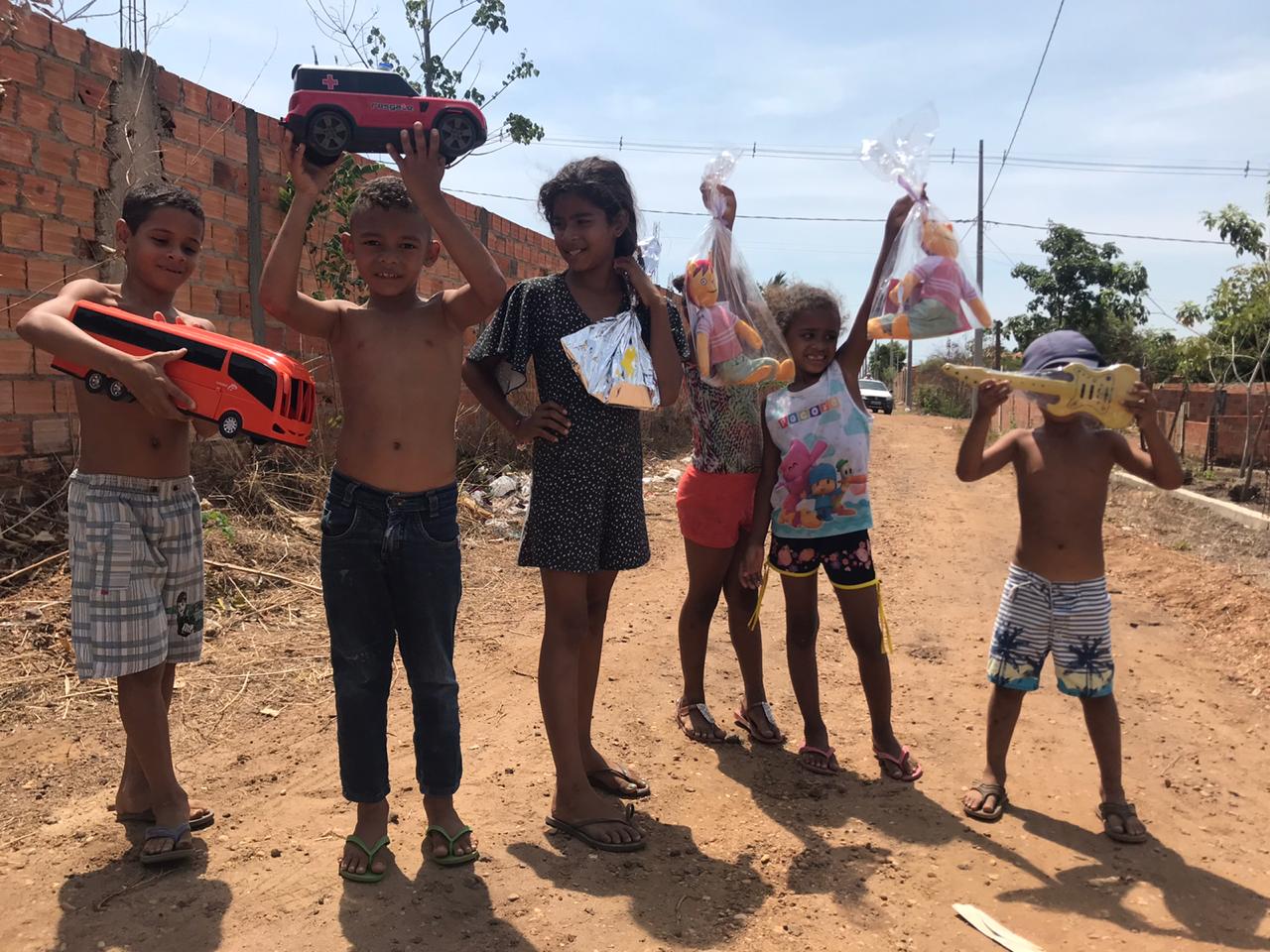 Crianças com brinquedos no Leonel Brizola