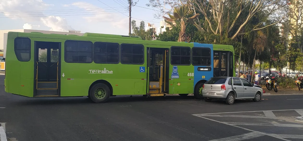 Ônibus envolvido no acidente  