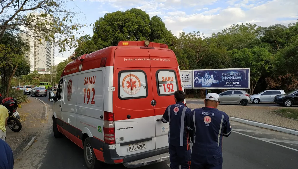 Samu em atendimento a vítima de acidente na Avenida Raul Lopes