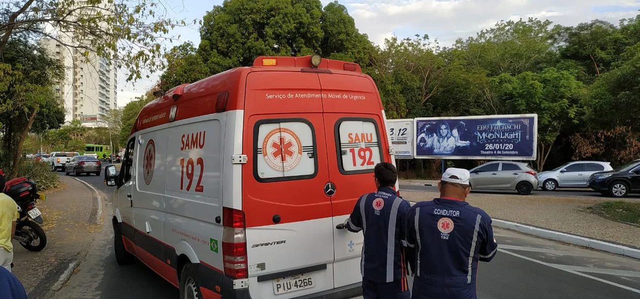 Samu em atendimento a vítima de acidente na Avenida Raul Lopes