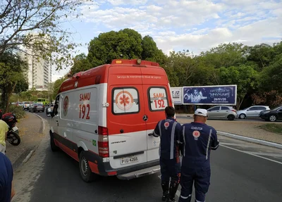 Samu em atendimento a vítima de acidente na Avenida Raul Lopes