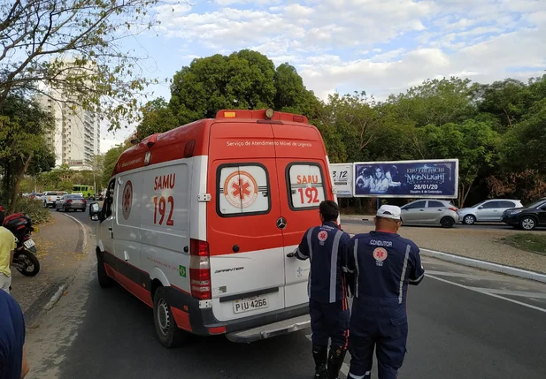 Samu em atendimento a vítima de acidente na Avenida Raul Lopes