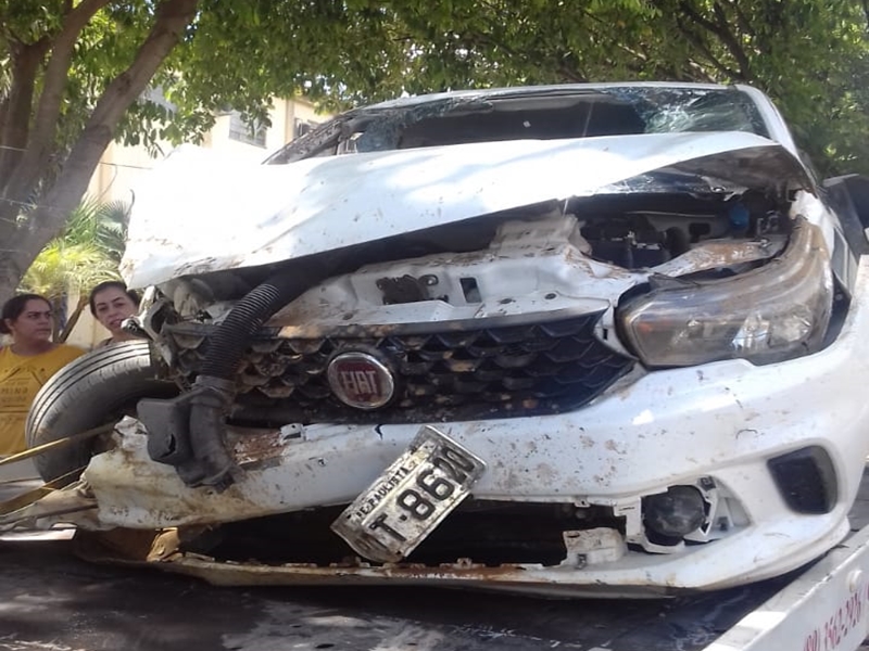 Carro danificado após colisão na BR 135