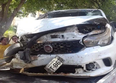 Carro danificado após colisão na BR 135