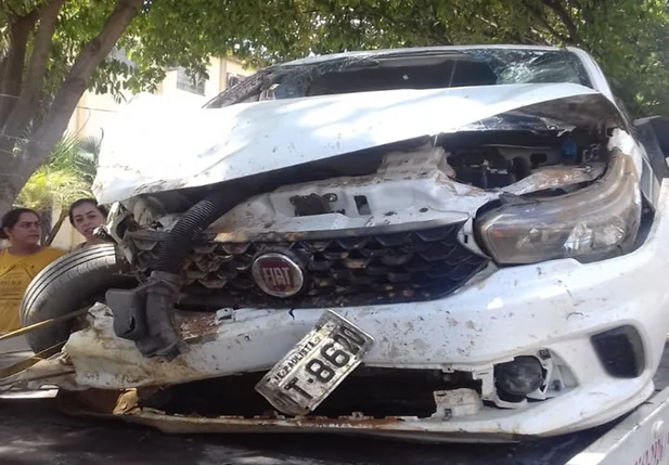 Carro danificado após colisão na BR 135