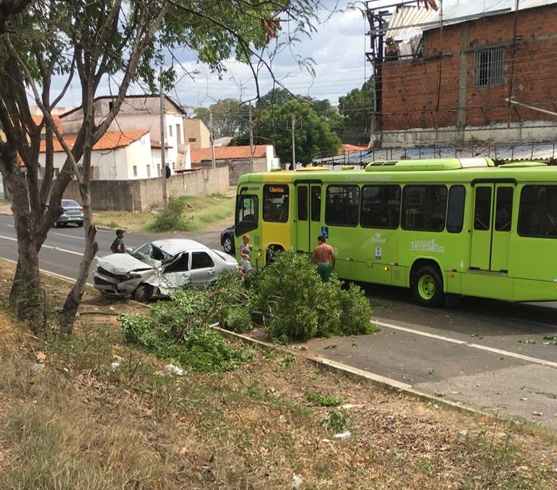 Carro desce ribanceira no bairro Parque Piauí
