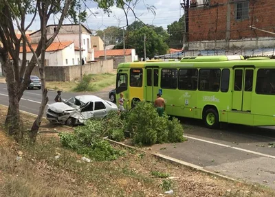 Carro desce ribanceira no bairro Parque Piauí