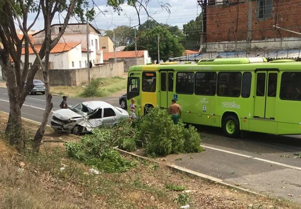 Carro desce ribanceira no bairro Parque Piauí