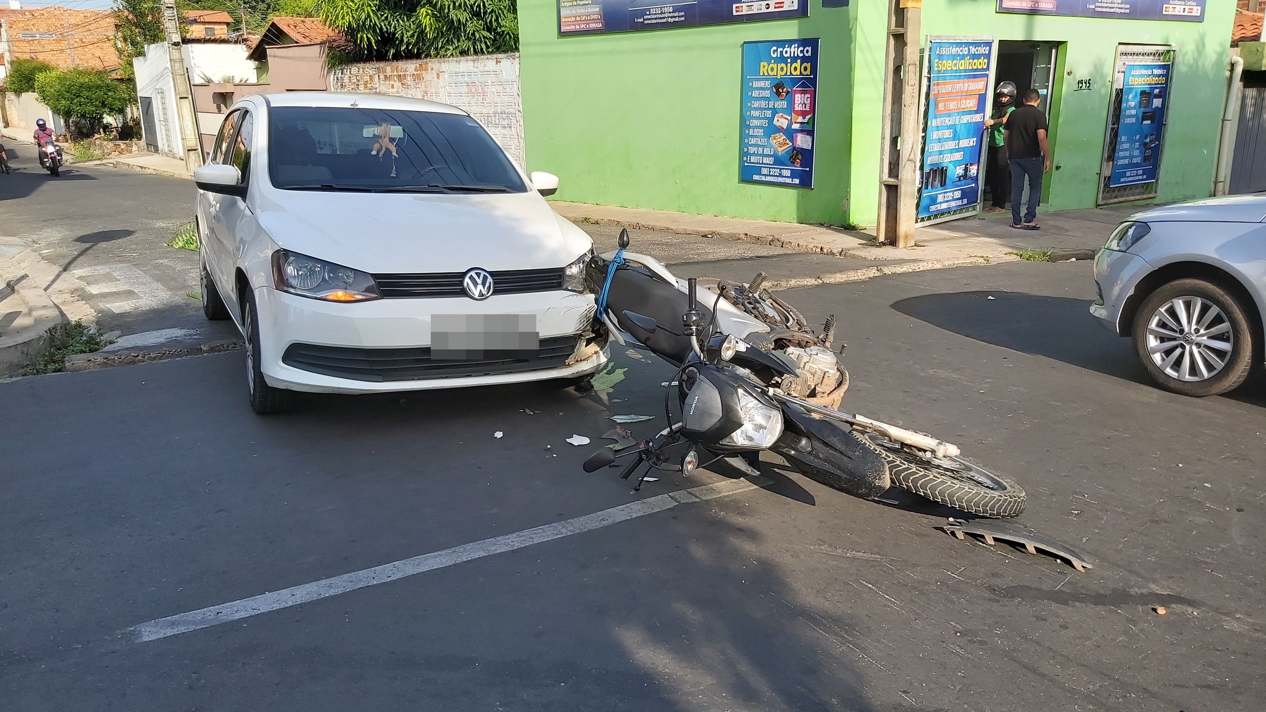 Motocicleta colide em carro na Piçarreira