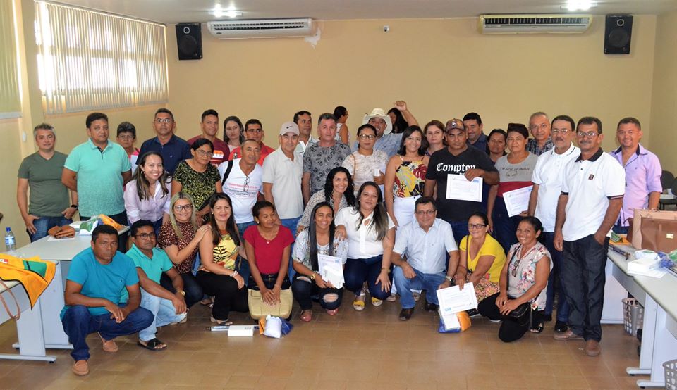 Prefeito Genival Bezerra faz entrega de fardamentos e tablets aos ACS