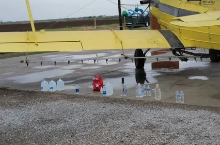 Avião que foi usado para distribuir água benta