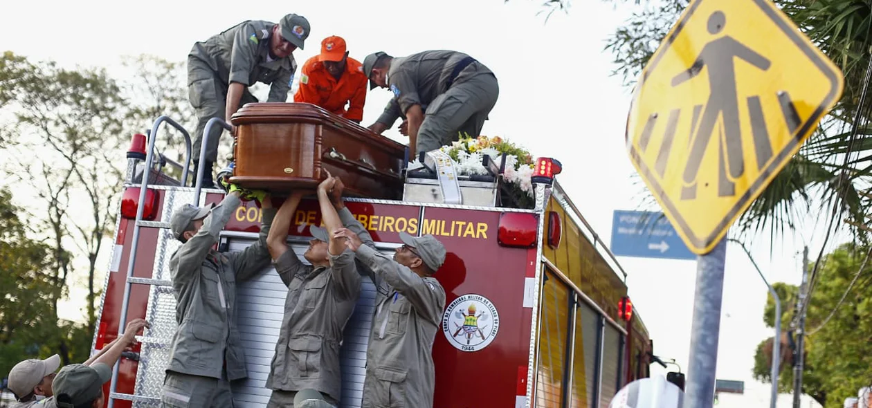 Bombeiros retiram o corpo de Fernando Monteiro do veículo