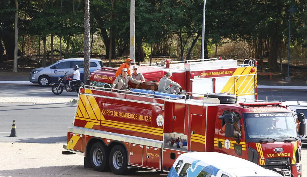Bombeiros transportaram o corpo de Fernando Monteiro