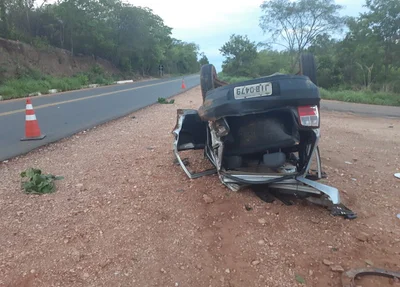 Carro capota na BR 135