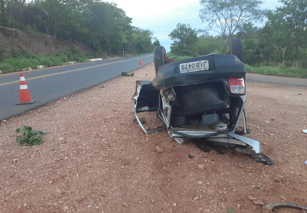 Carro capota na BR 135