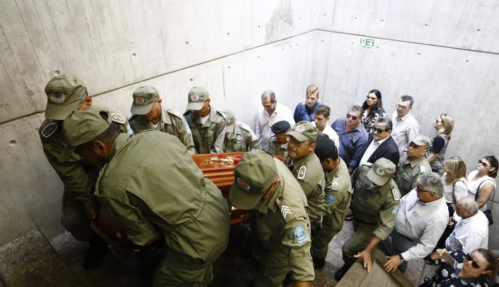 Corpo de Fernando Monteiro é levado até o local do velório