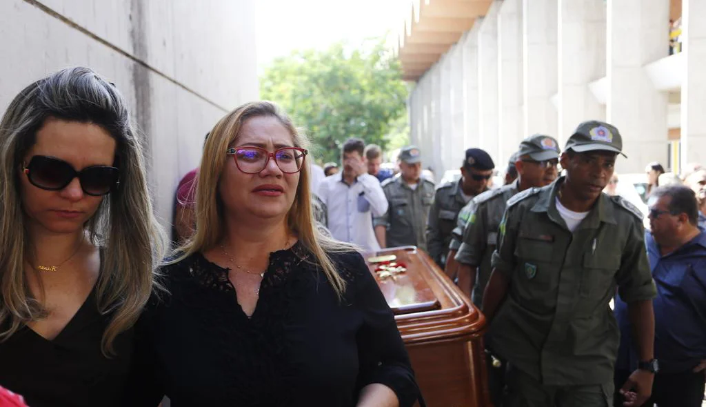 Família acompanha chegada do corpo de Fernando Monteiro
