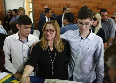 Família no velório de Fernando Monteiro