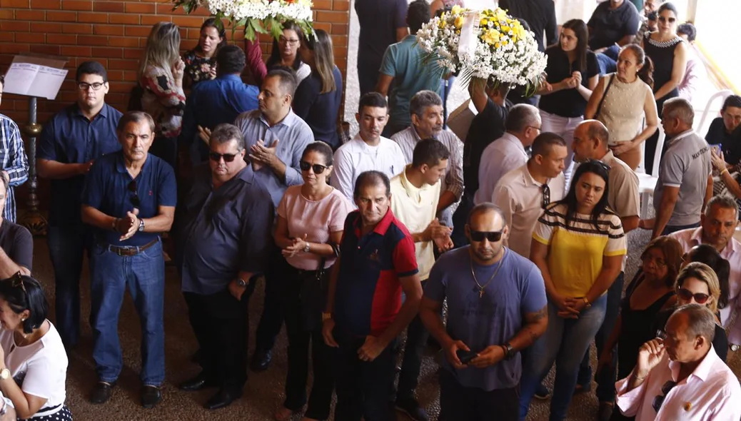 Familiares e amigos no velório de Fernando Monteiro