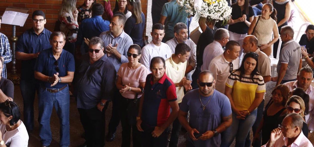 Familiares e amigos no velório de Fernando Monteiro