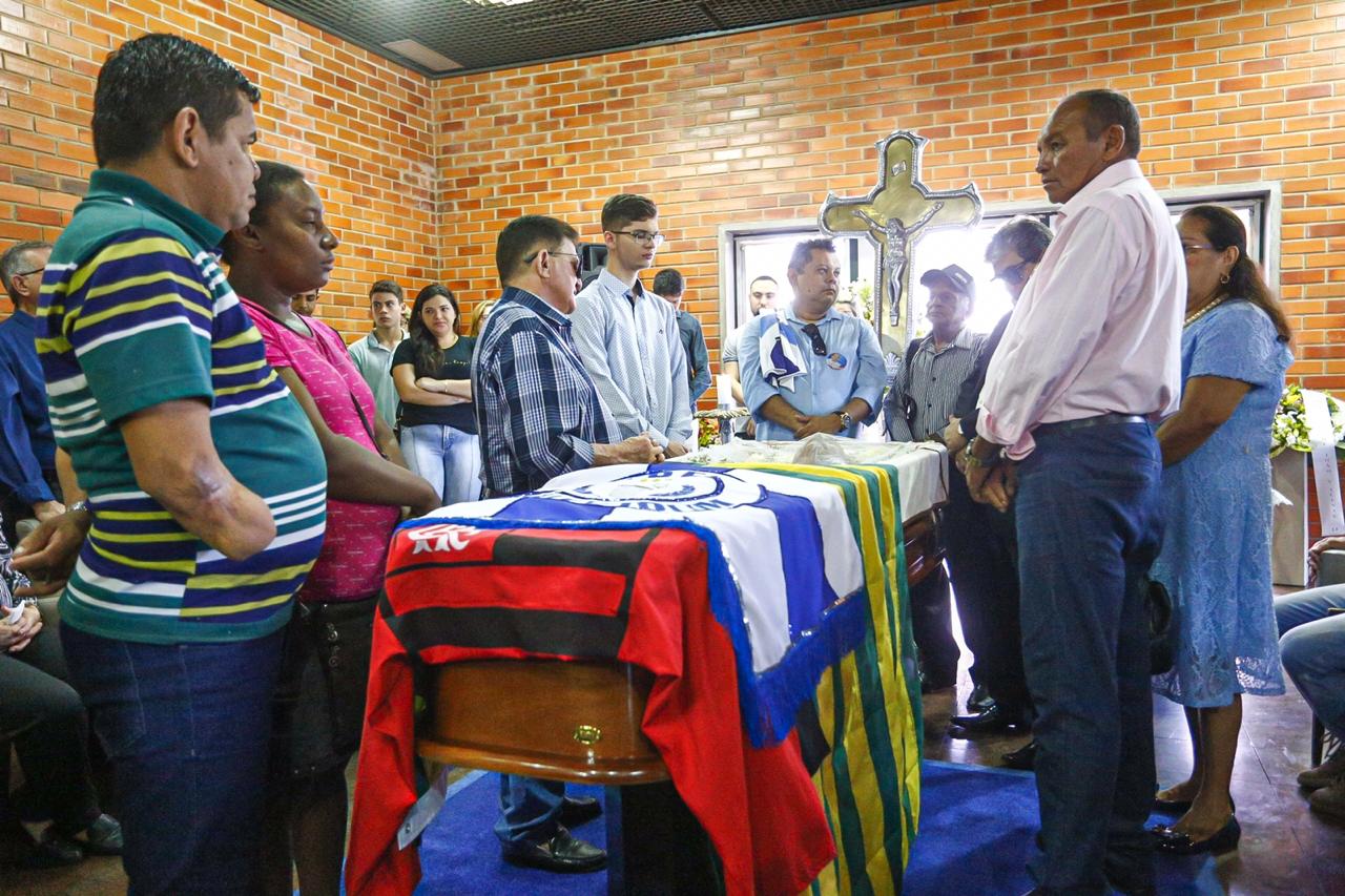 Familiares e amigos se despedem de Fernando Monteiro