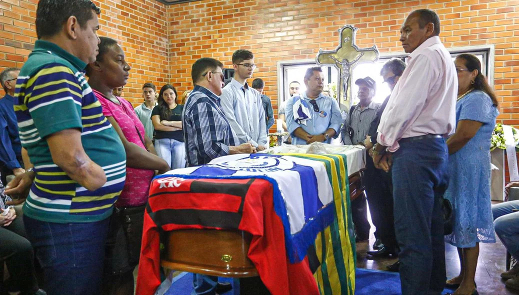 Familiares e amigos se despedem de Fernando Monteiro