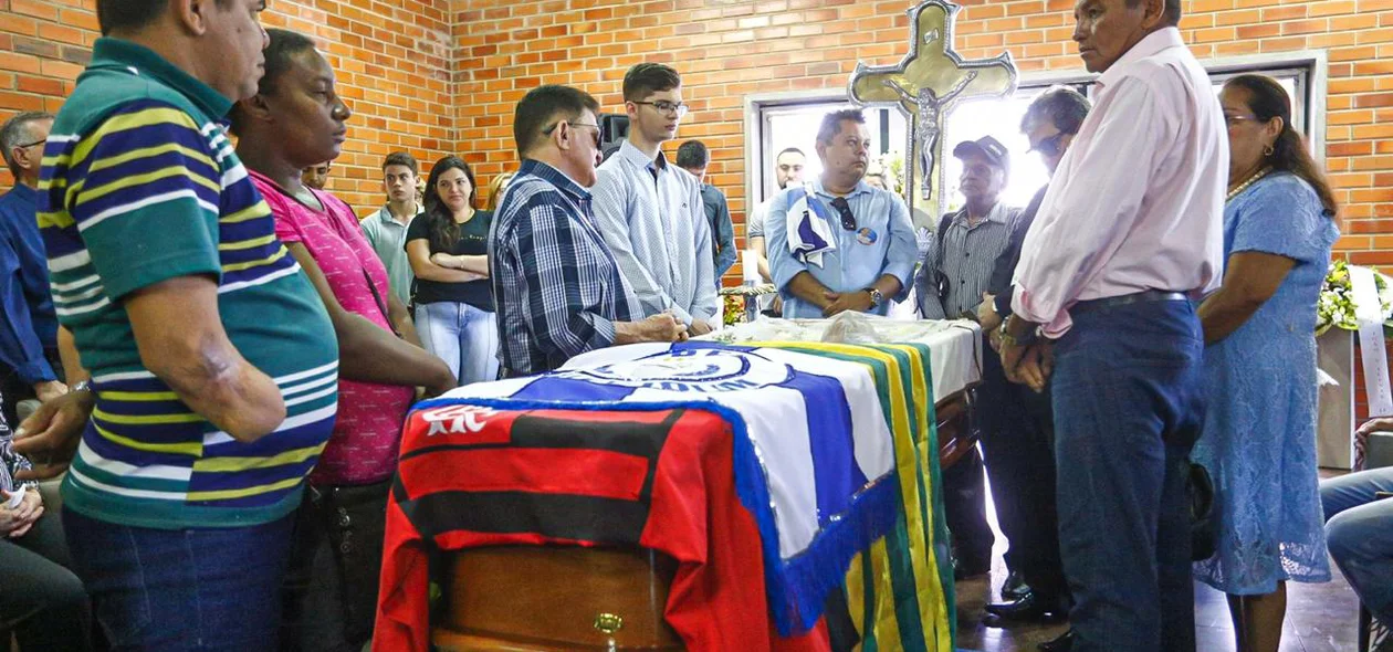 Familiares e amigos se despedem de Fernando Monteiro