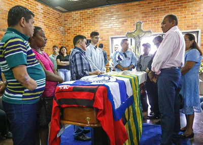 Familiares e amigos se despedem de Fernando Monteiro