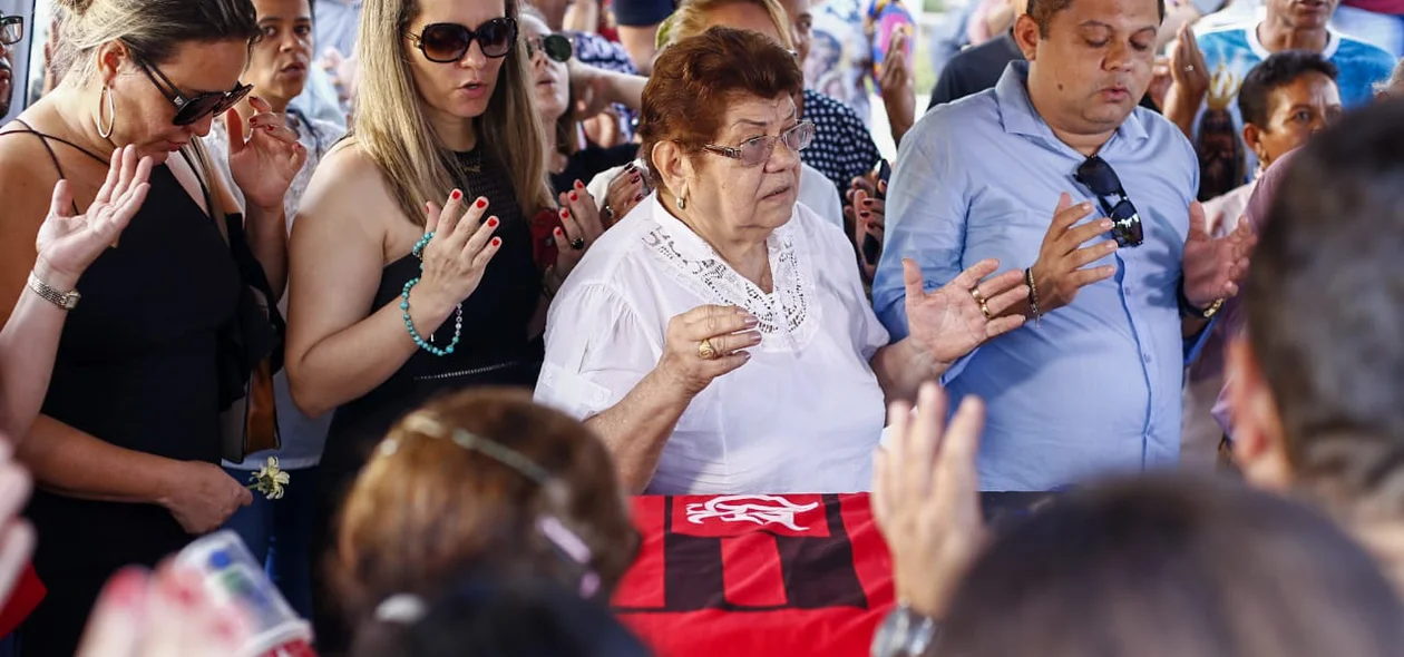Familiares no sepultamento de Fernando Monteiro