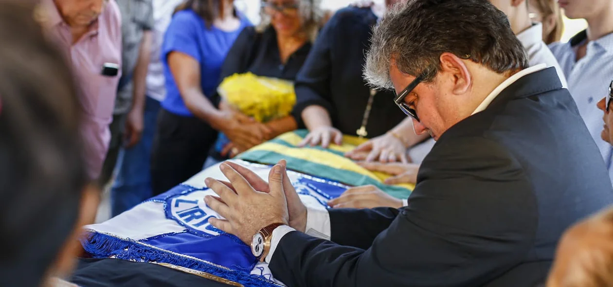 Familiares se despedem de Fernando Monteiro no cemitério