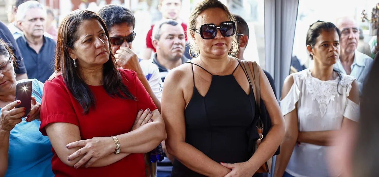 Familiares se despedem de Fernando Monteiro