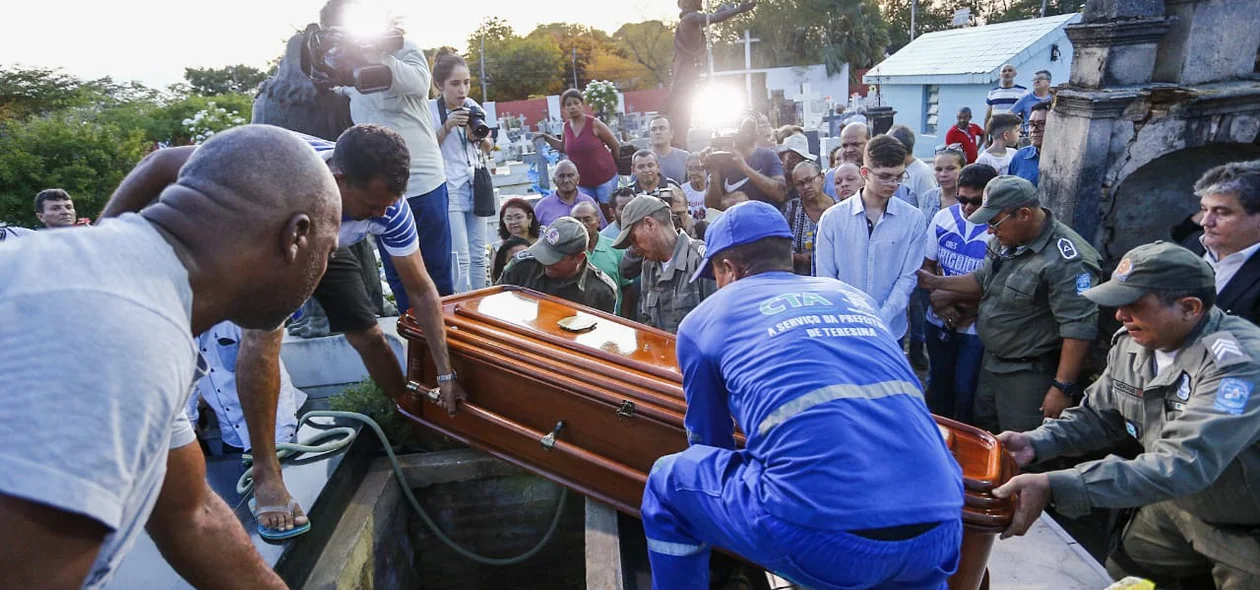 Fernando Monteiro é sepultado no Cemitério São José