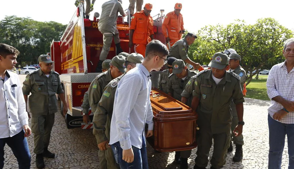 Filhos acompanham chegada do corpo de Fernando Monteiro