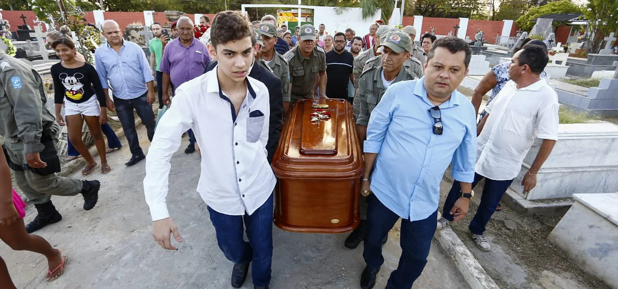 Filhos de Fernando Monteiro levam o caixão do pai