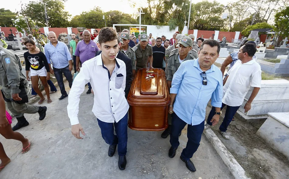 Filhos de Fernando Monteiro levam o caixão do pai