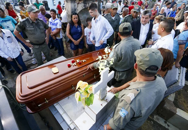 Corpo de Fernando Monteiro é sepultado no cemitério São José