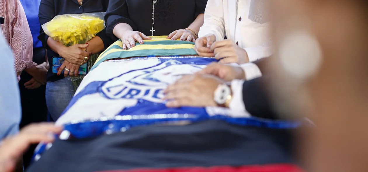 Homenagens foram colocadas sobre o caixão de Fernando Monteiro