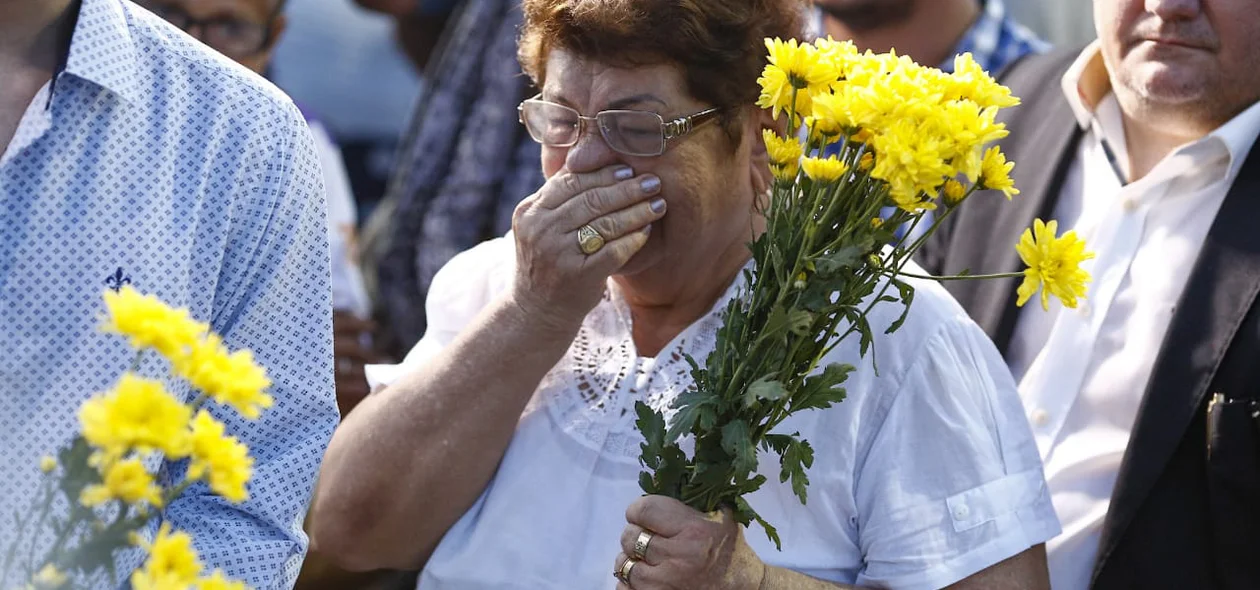 Mãe de Fernando Monteiro se emociona ao se despedir do filho