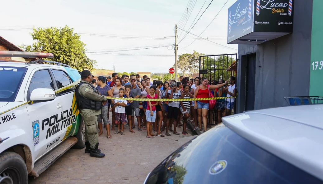 Populares ao redor do local onde aconteceram os homicídios
