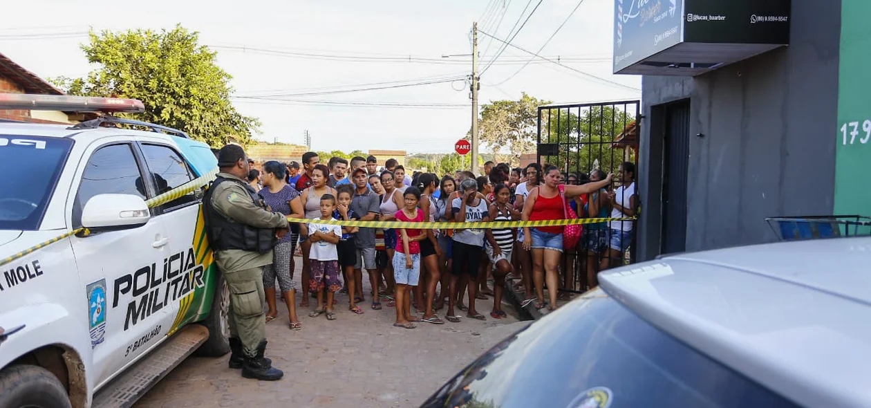Populares ao redor do local onde aconteceram os homicídios