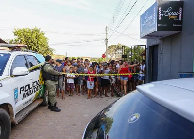 Populares ao redor do local onde aconteceram os homicídios
