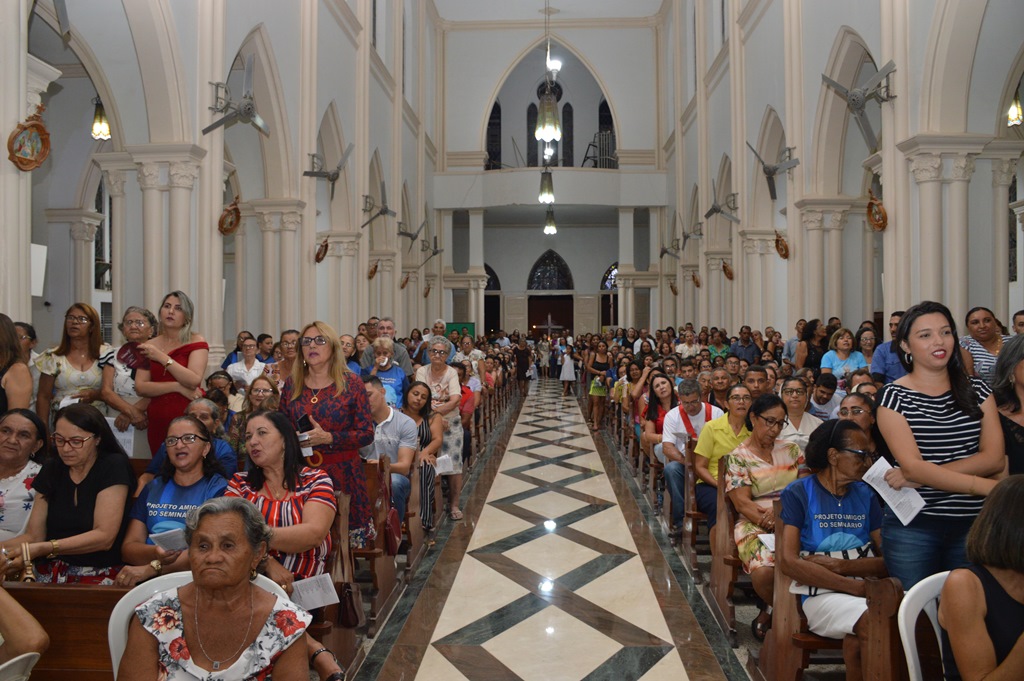 Católicos acompanham a celebração