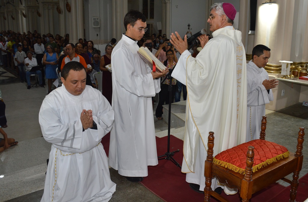 Dom Plínio preside ordenação dos dois diáconos