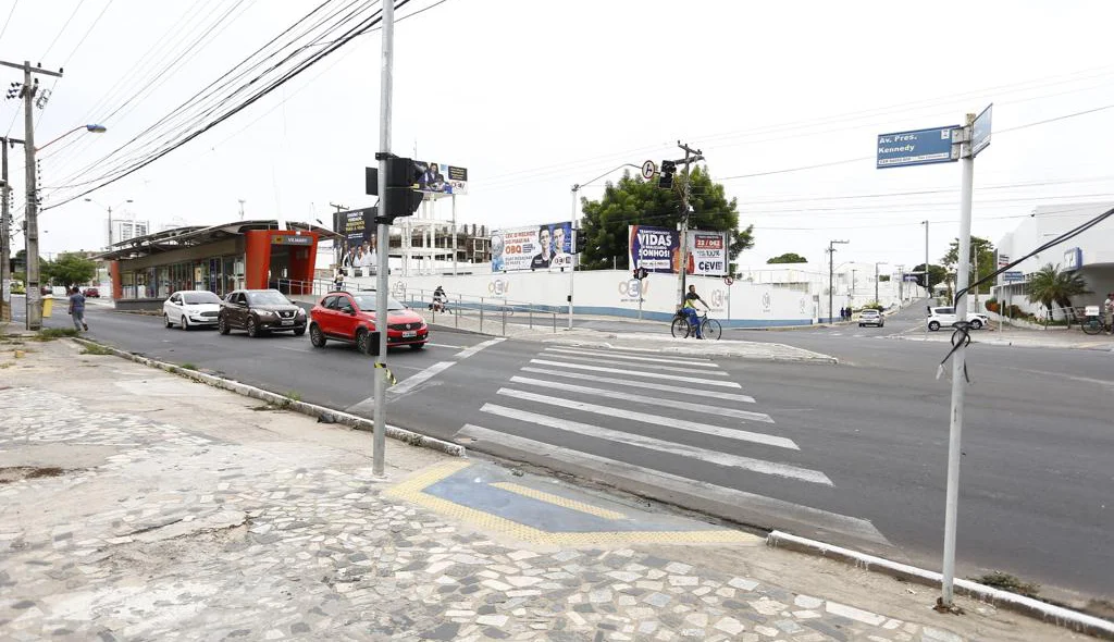 Acidente aconteceu no sentido bairro/centro da Avenida Presidente Kennedy