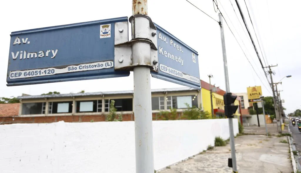Cruzamento da Avenida Vilmary com a Avenida Kennedy