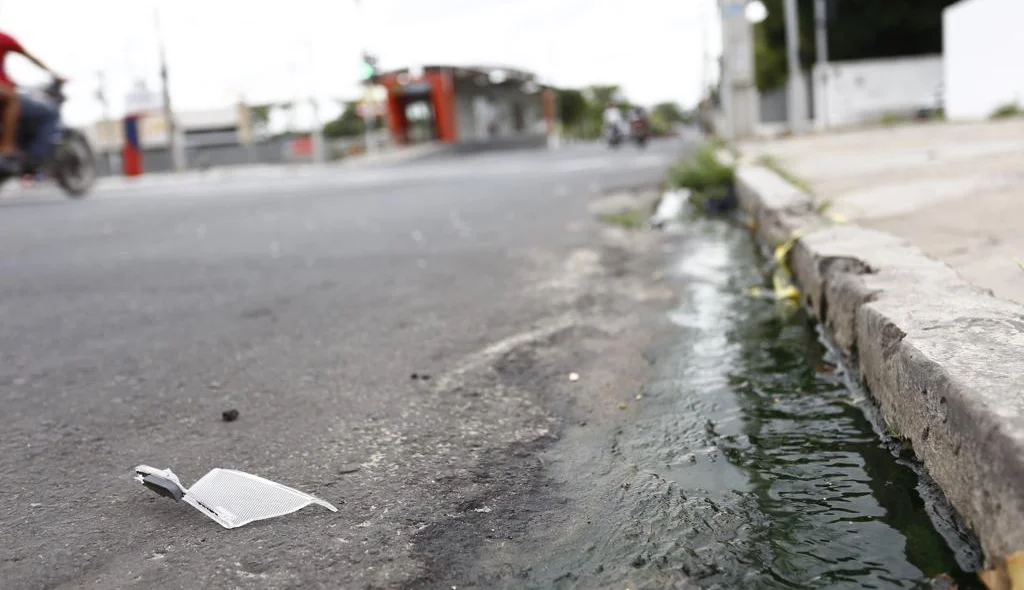 Destroços dos veículos envolvidos no acidente