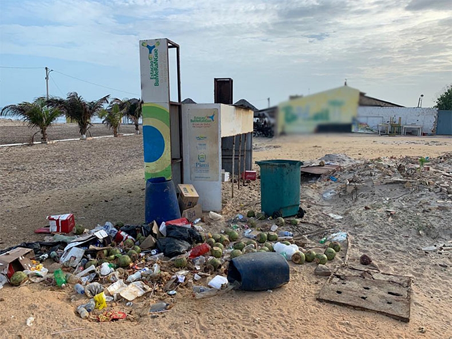 Lixo jogado nas praias de Luís Correia