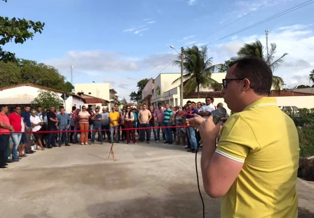 Prefeito Júnior Percy entrega obra 