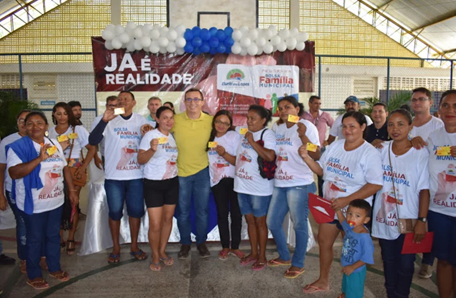 Prefeito Júnior Percy entrega cartões do Programa Bolsa Família