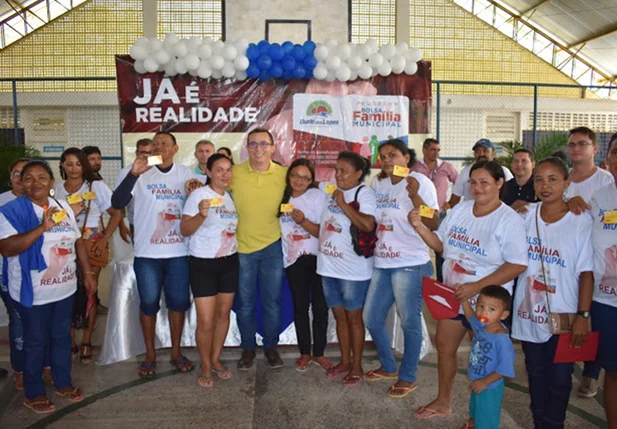 Prefeito Júnior Percy entrega cartões do Programa Bolsa Família